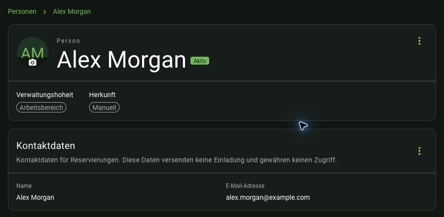 Personendetails von Alex Morgan mit synthetischer Kontaktadresse.